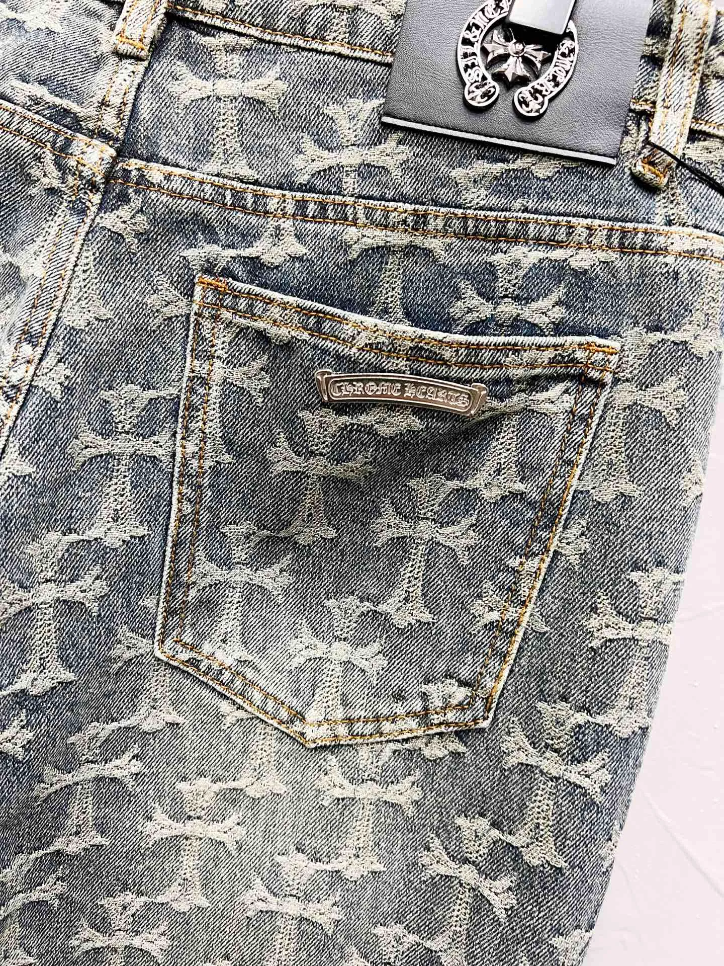 P220 Style number: [M914] Chrome hearts & Chrome hearts 25ss light blue jacquard leather jeans, high-waisted washed jeans! ! Absolutely high-end luxury products, 1.9W level god-level single products, super popular products, made by top heavy industry, not to be missed. About Zangyin, this is an extremely luxurious fashion brand, which can also be called the nobles of the high street. It has always been an exclusive brand of some hipsters or rich second generation. Compared with ordinary high streets, it is more luxurious and noble. Compared with luxury brands, it has a more fashionable personality and has always been a brand that I have a special liking for. Imported yarn is custom-woven into a high-density twill canvas. While ensuring a crisp silhouette, the fabric feels very delicate. It follows the B01 classic silhouette. The upper body is crisp and stylish. The ready-made garments are stone-milled and fermented and can be matched with any style. Buttons and zinc-brushed washable genuine vintage metal products. Double-layered canvas on the front. Perfect details. All hardware is perfect. Size: 30-32-34-36 Color: Jacquard jeans